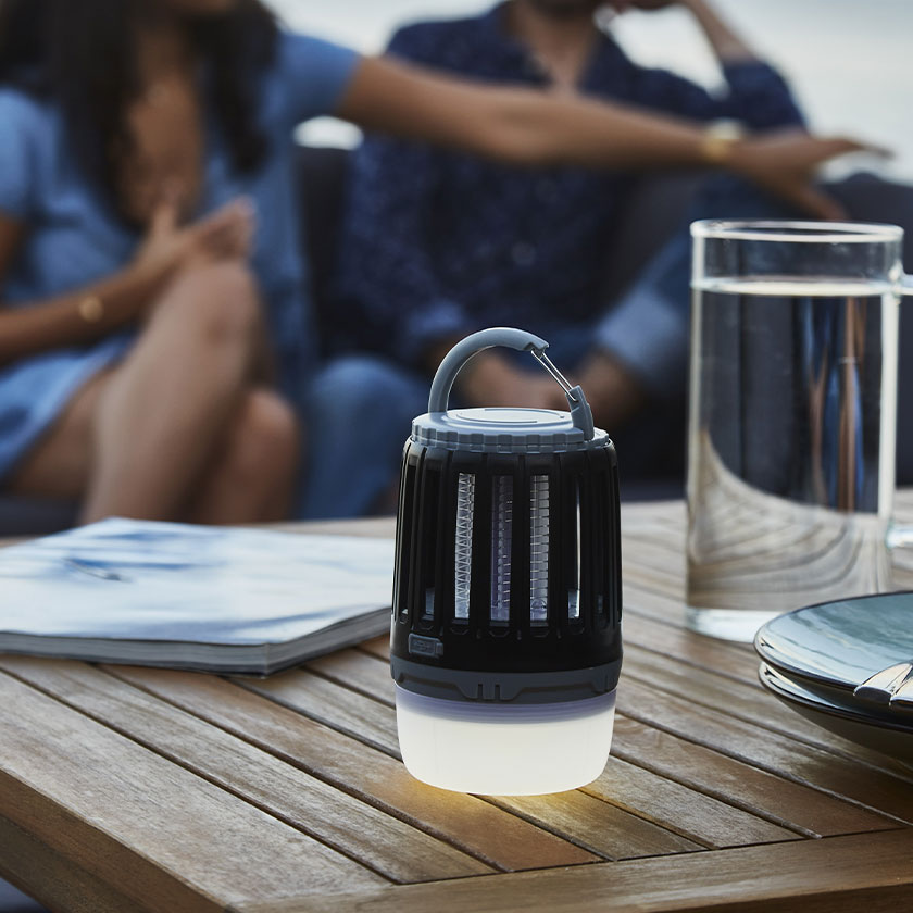 Lampe UV anti-moustique Travel de chez FAVEX - Latour Mobilier de Jardin